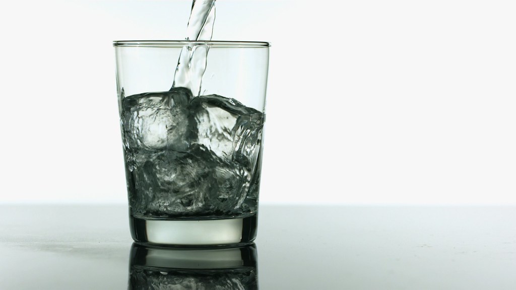 A glass of fizzy water with ice