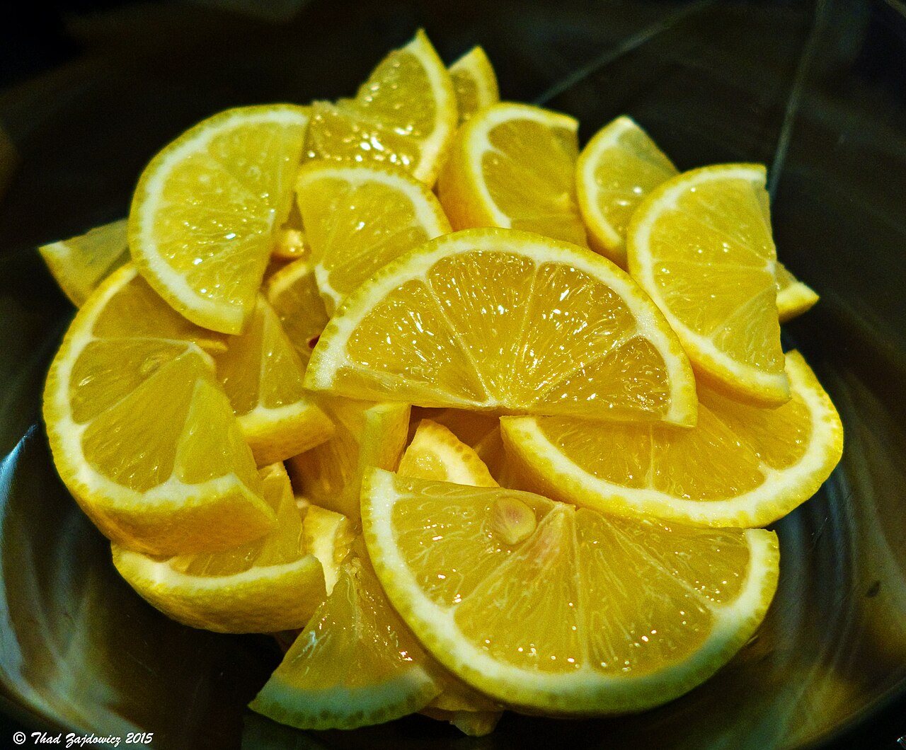 Fresh lemon slices