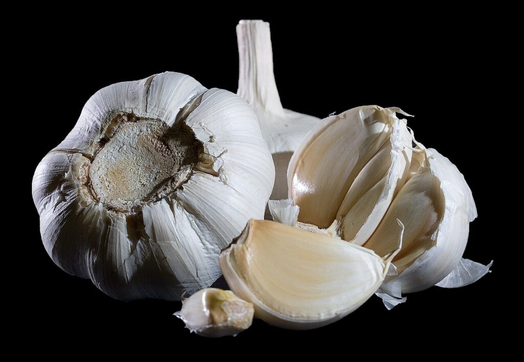 Whole garlic bulbs and loose cloves